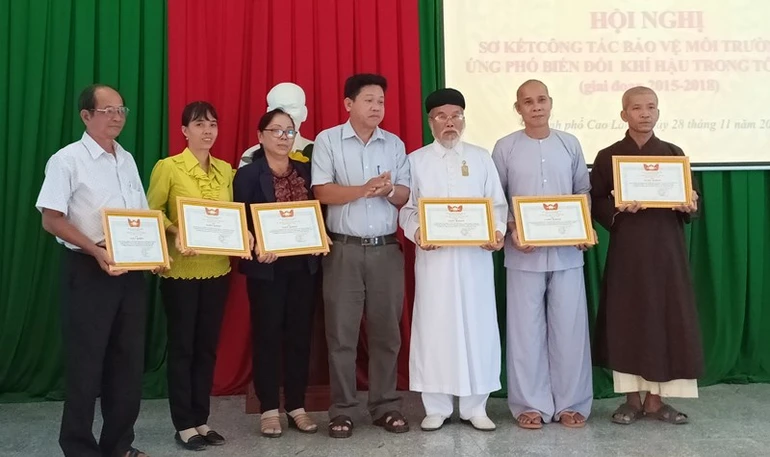 Khen thưởng các tập thể, cá nhân có thành tích trong công tác bảo vệ môi trường